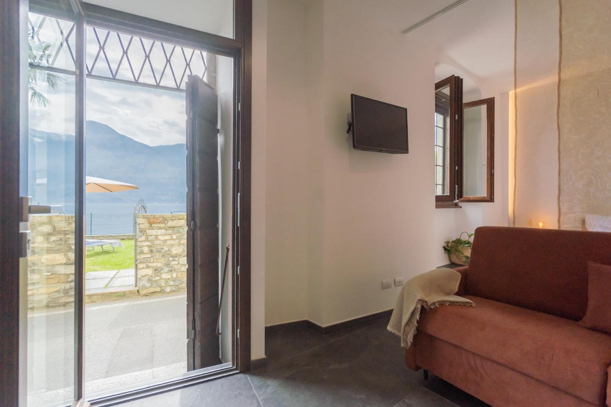 Cozy Nest On The Lake By Rent All Como เตรเมสโซ ภายนอก รูปภาพ